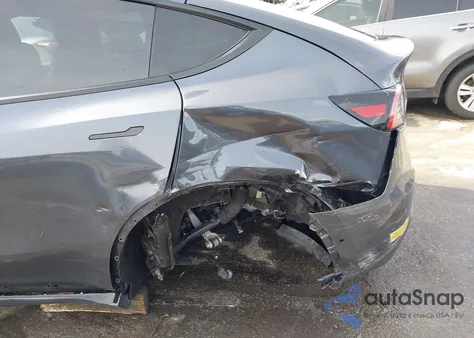 2022 Tesla Model Y Long Range Dual Motor All-Wheel Drive z USA, uszkodzony, nr VIN 7SAYGDEE6NF363179